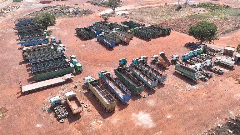 Camions chargés et remorques sur un parc logistique du groupe, vue aérienne