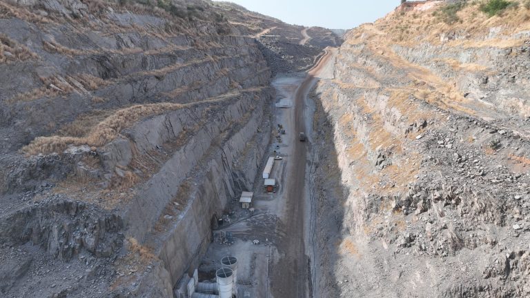 Couloir d'exploitation d'une carrière entre deux fronts de taille, vue de drone