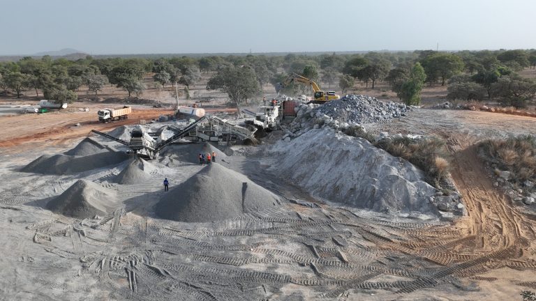 Stocks de granulats et installation de concassage sur un site de carrière